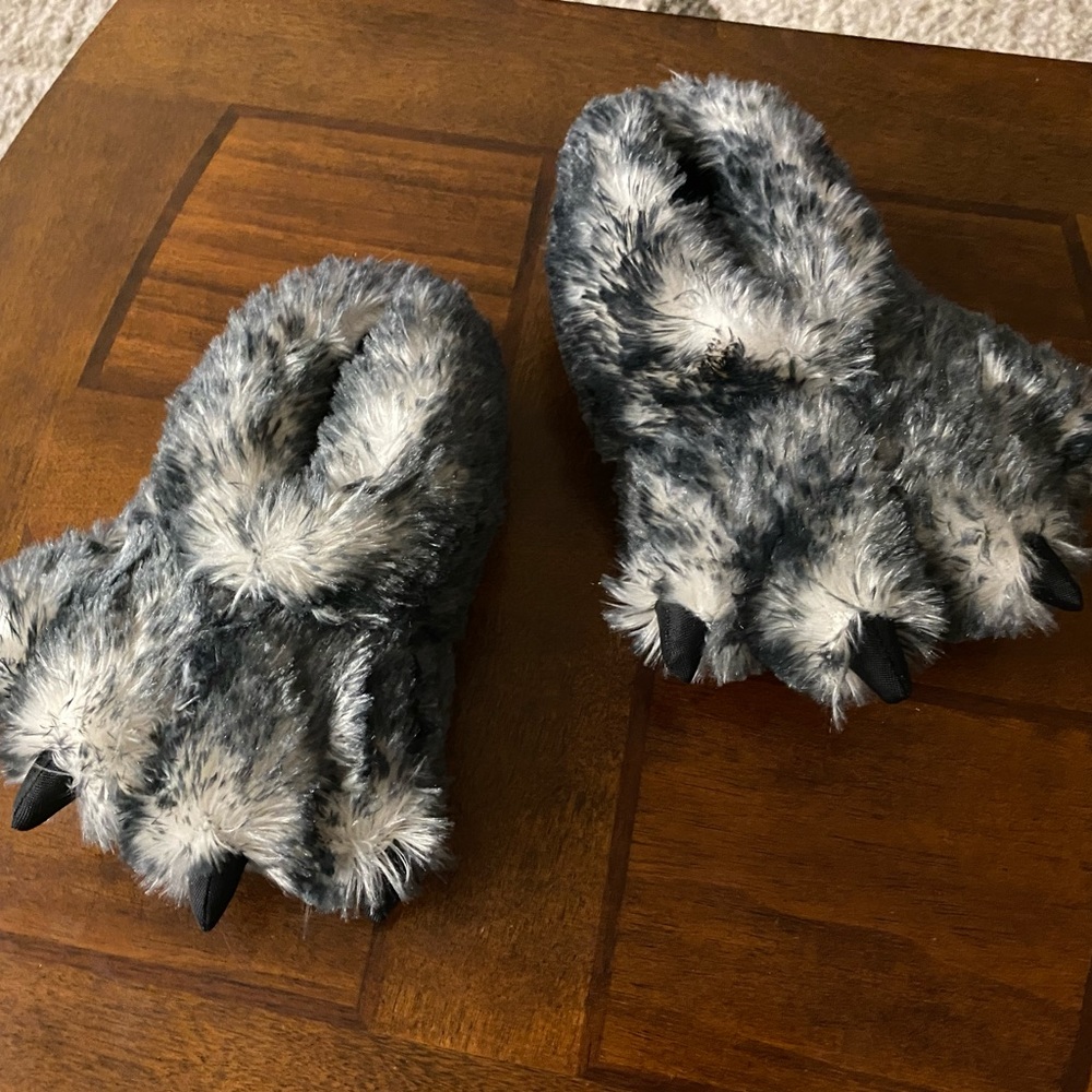 Bear feet! Size small kids slippers! Would fit a 1-3